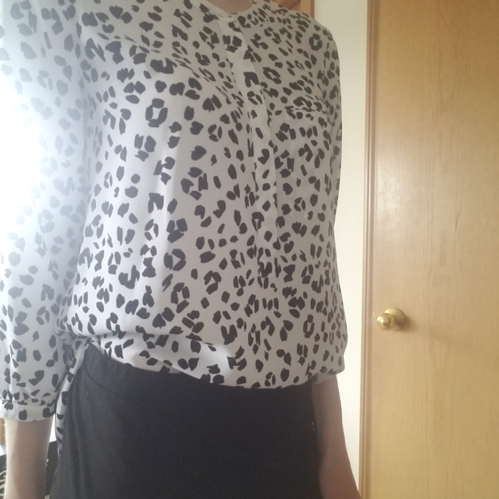 NYDJ white/black leopard print blouse